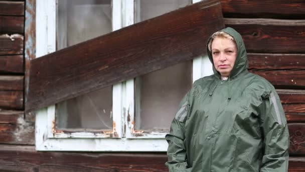 Γυναίκα σε αδιάβροχο αδιάβροχο  - Πλάνα, βίντεο