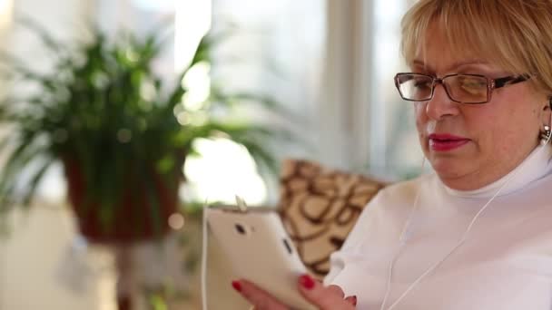 Ηλικιωμένη γυναίκα με smartphone - Πλάνα, βίντεο