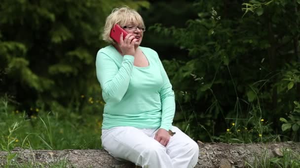 Woman communicates via smartphone - Footage, Video