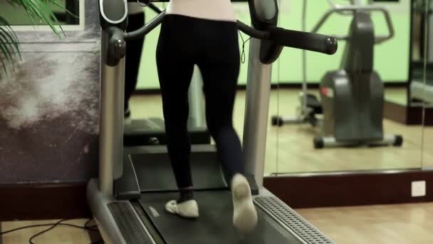 Spor salonunda treadmill üzerinde yürüyen kadın - Video, Çekim