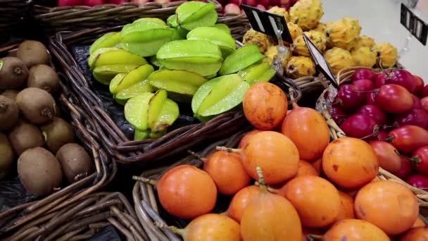 Frutas de carambola verde y kiwi
  - Metraje, vídeo