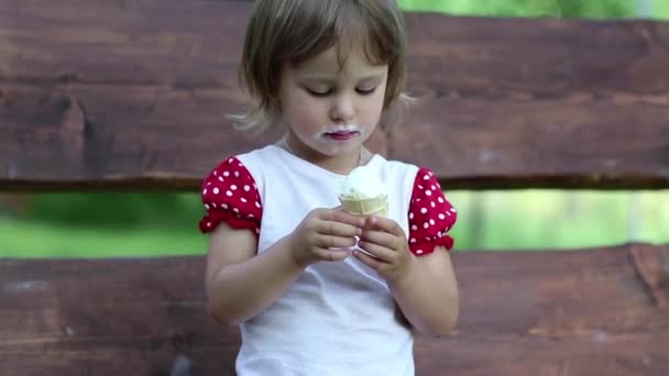 Meisje zit op de Bank en eet ijs - Video
