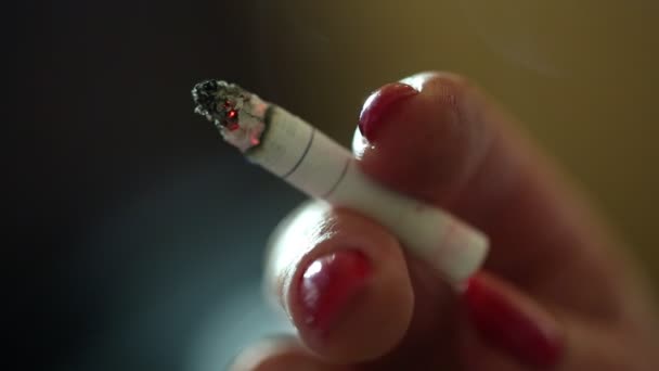 Tlący papieros w dłoni kobieta - Materiał filmowy, wideo