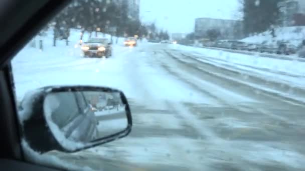 Caída de nieve cubierto coches de la calle de la ciudad y personas. 4K
 - Metraje, vídeo