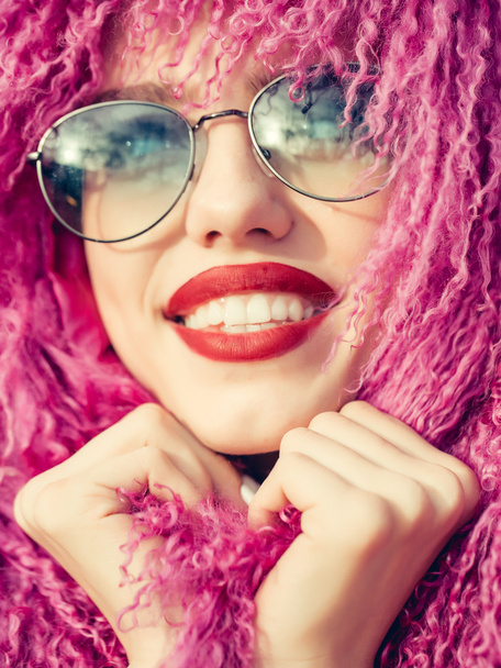 Young woman in sunglasses - Foto, afbeelding