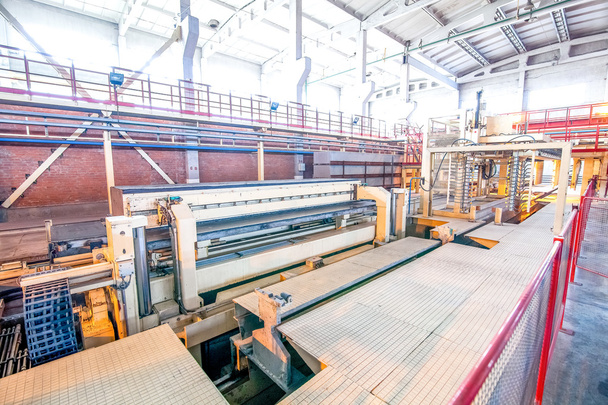 производственные мощности с резервуаром на заводе производственных блоков - Фото, изображение