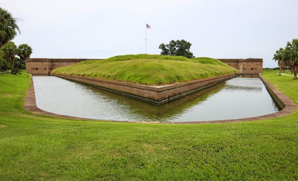 Fort Pulaski w Georgii. Obszar poza fosą z trawą. - Zdjęcie, obraz