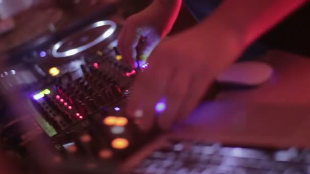 Професійний діджей робить музику на мікшерній консолі і насолоджується його роботою
 - Кадри, відео