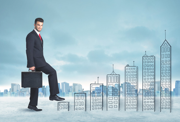 Hombre de negocios escalando en edificios dibujados a mano en la ciudad - Foto, imagen