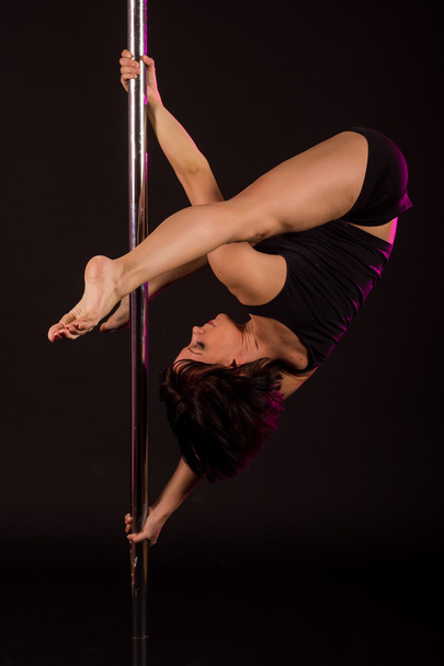 junge schöne sexy Pole-Tänzerin - Foto, Bild