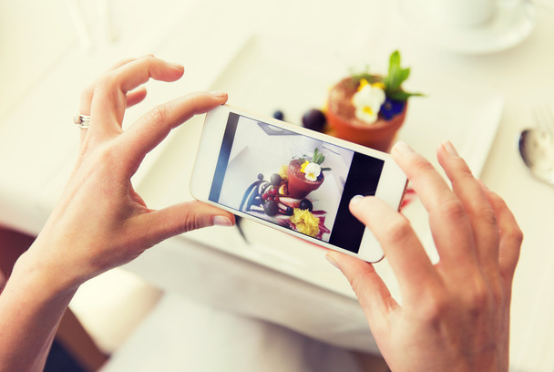 close up of woman picturing food by smartphone - Zdjęcie, obraz