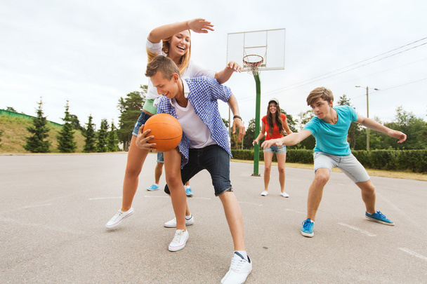 バスケット ボールをして幸せな 10 代の若者のグループ - 写真・画像
