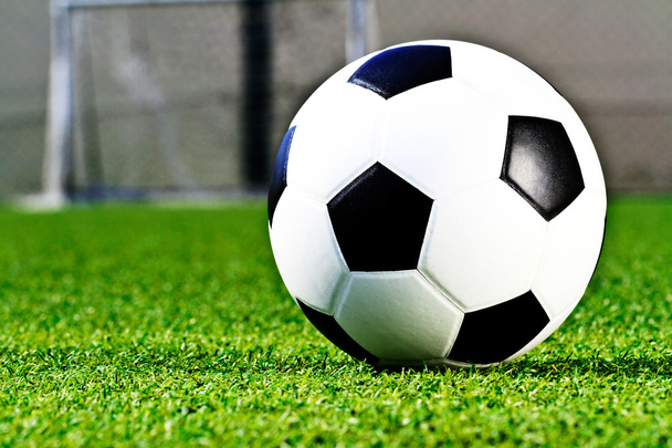 футбольный мяч на зеленой траве - Фото, изображение
