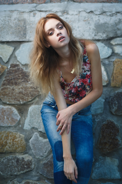 Молодая сексуальная модель, позирующая возле старой выветриваемой стены
 - Фото, изображение