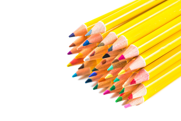 gekleurde potloden op witte achtergrond - Foto, afbeelding