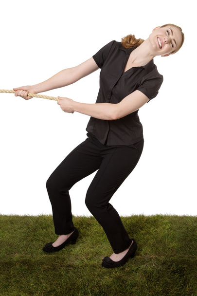 γυναίκα τραβώντας ένα σχοινί διελκυστίνδα - Φωτογραφία, εικόνα