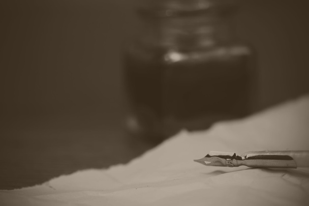 Пір'яна ручка з металевим нібом
 - Фото, зображення