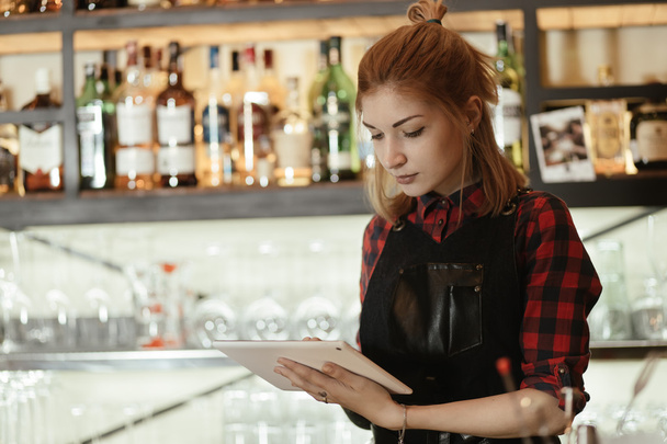 Barista woman with tablet pc - Foto, Imagen