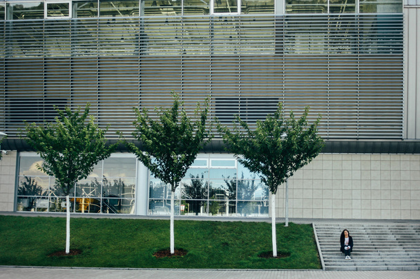 брюнетка девушка на фоне современного аэропорта
  - Фото, изображение