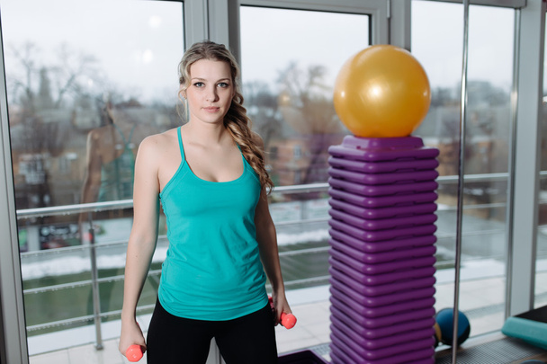 Woman standing with dumbbells - Foto, immagini