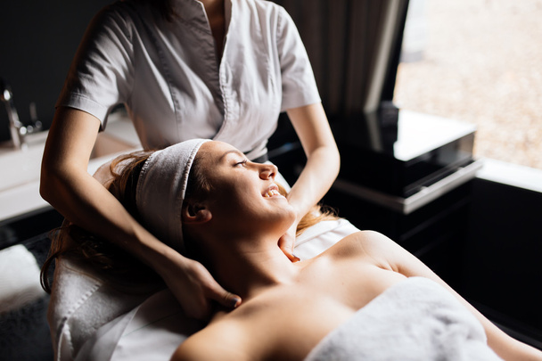 Beautiful woman enjoying massage - Foto, Imagem