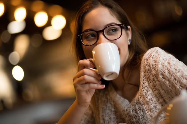 Mulher de óculos com café
 - Foto, Imagem