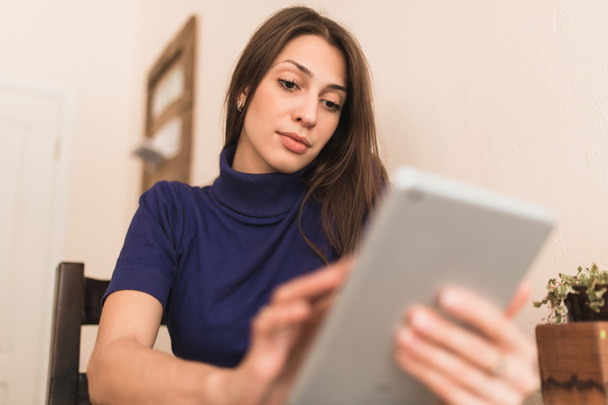 Woman using digital tablet - Φωτογραφία, εικόνα