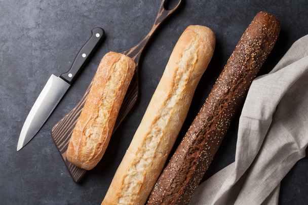 Karışık ekmek ve bıçak - Fotoğraf, Görsel
