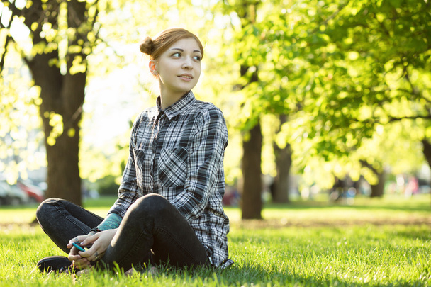 woman sitting on grass - Foto, Imagem