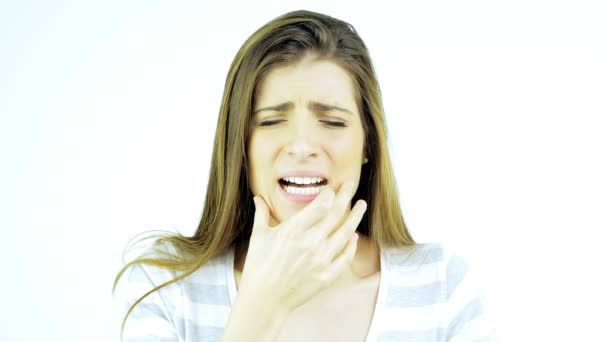 Mujer sufriendo fuerte dolor de dientes problema aislado de tiro medio 4K
 - Metraje, vídeo