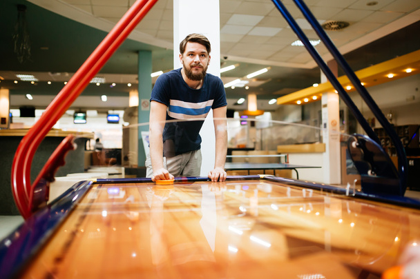 Air hockey is fun even for adults - Foto, afbeelding