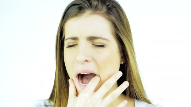 Mujer tocando diente con caries sufriendo dolor aislado 4K
 - Imágenes, Vídeo