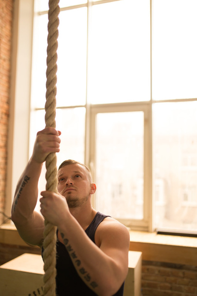 Man climbing rope - Foto, Bild