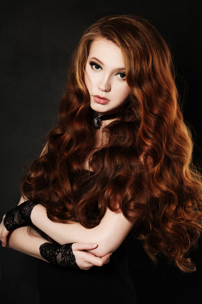 Elegáns lány, vörös göndör haja - Fotó, kép