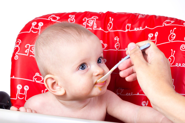 bambino che alimenta zucca cotta
 - Foto, immagini