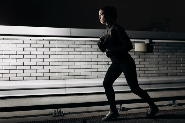 Woman running at nighttime  - Foto, imagen