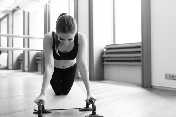 Woman doing push ups exercise - Foto, Imagen