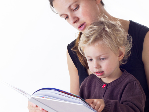 Mère et enfant lisant le livre d'images
 - Photo, image