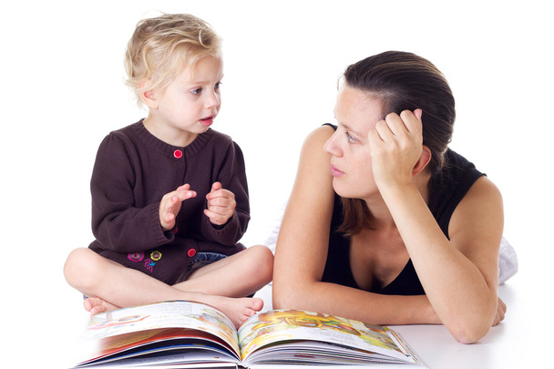 Madre e bambino lettura libro illustrativo
 - Foto, immagini