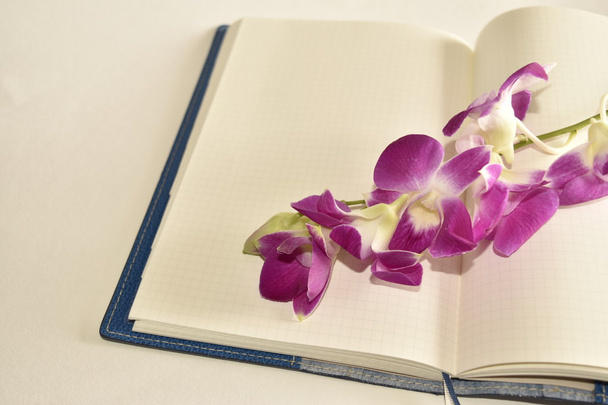 Purple Orchid Dendrobium με ένα σημειωματάριο - Φωτογραφία, εικόνα