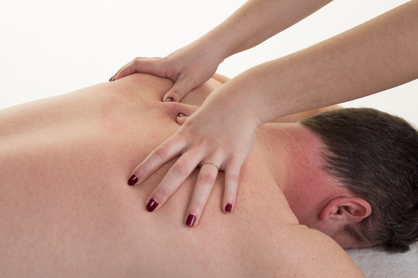 Close-up das costas de um homem fazendo uma massagem em um centro de spa
 - Foto, Imagem