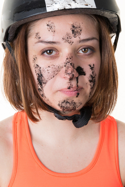 Chica con barro en la cara y el casco
 - Foto, Imagen