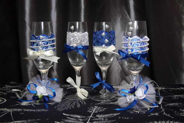 zwei mit Blumen dekorierte Gläser für einen Hochzeitsempfang - Foto, Bild