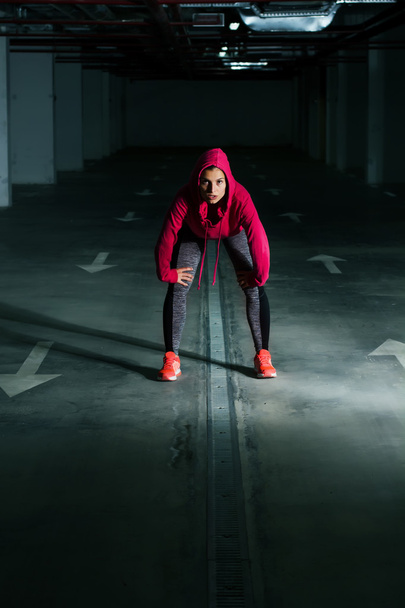 Fitness sportos gyakorló aktív nő - Fotó, kép