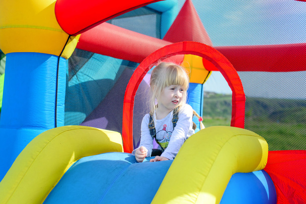 Onnellinen tyttö päälle jättiläinen pomppiva slide
 - Valokuva, kuva