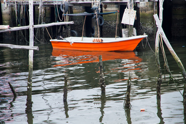 Kleine vissersboot drijvend op de steiger aan de zee - Foto, afbeelding