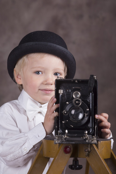 Jonge fotograaf met balg camera - Foto, afbeelding