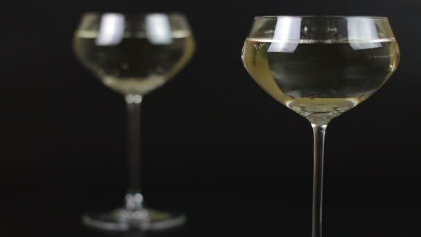 heroriëntering van glazen champagne op een zwarte achtergrond - Video