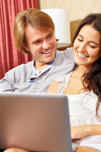 glückliches Paar mit Laptop - Foto, Bild