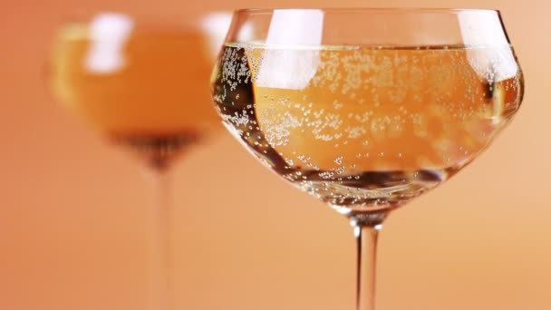refocusing glasses of champagne on a cream background - Footage, Video